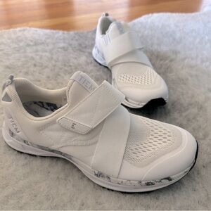 TIEM White Marble cycle shoe. Size 9. SPD cleats are included!!